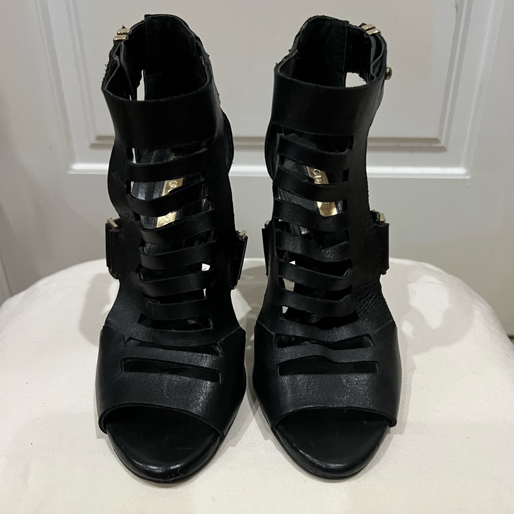BCBGeneration Carissa Blk  Leather w Gold Buckle Detail High Heels Sz 5.5